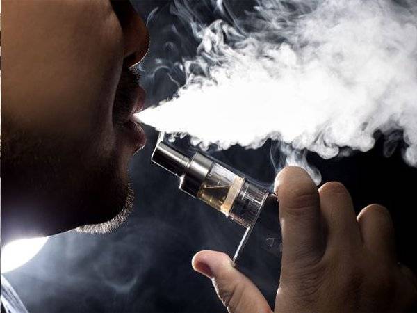 Tidak ada bukti kukuh mengatakan rokok elektronik atau vape menyebabkan penggunanya lebih berisiko dalam jangkitan Covid-19 ataupun pengguna vape lebih mudah dijangkiti berbanding individu tidak merokok. - Gambar hiasan