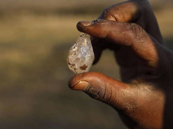 Batu kuarza disangka sebagai galian oleh ribuan penduduk yang menggali tanah di wilayah KwaZulu-Natal, Afrika Selatan pada minggu lalu. - Foto AFP