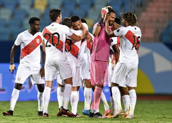 Pemain Peru meraikan kejayaan menewaskan Colombia pada aksi Copa America di Goiania pada Isnin.