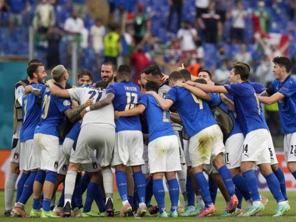 Pemain-pemain Itali meraikan kejayaan menewaskan Wales pada aksi Euro di Stadium Olímpico, Rome pada Isnin. -Foto EPA