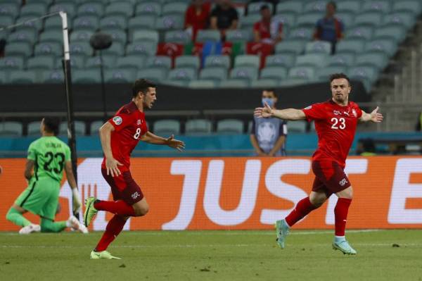 Shaqiri (kanan) meraikan gol kedua bersama rakan sepasukan ketika aksi kumpulan A Euro 2020 Switzerland menentang Turki di Stadium Olimpik Baku. Foto: AFP 