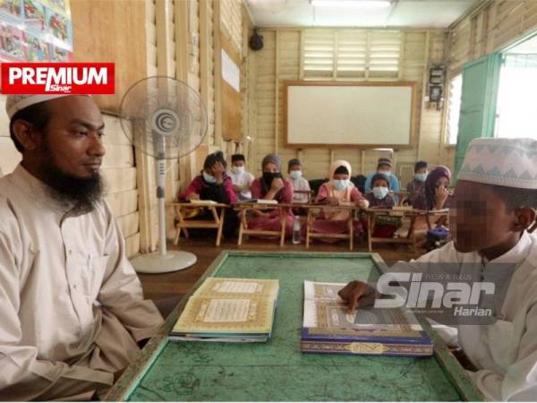 Satu-satunya tenaga pengajar di Madrasah Rahmaniyah mendengar bacaan pelajarnya.