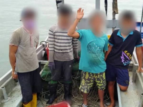 Empat nelayan termasuk dua warga Indonesia ditahan dipercayai menangkap ikan menggunakan bubu naga. Foto: ihsan APMM