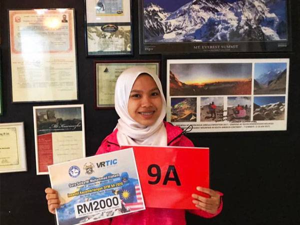 Sara Sofea menerima insentif RM2,000 daripada Kelab Jelajah Alpine Malaysia (KJA) kerana kejayaan memperoleh keputusan cemerlang dalam SPM baru-baru ini.