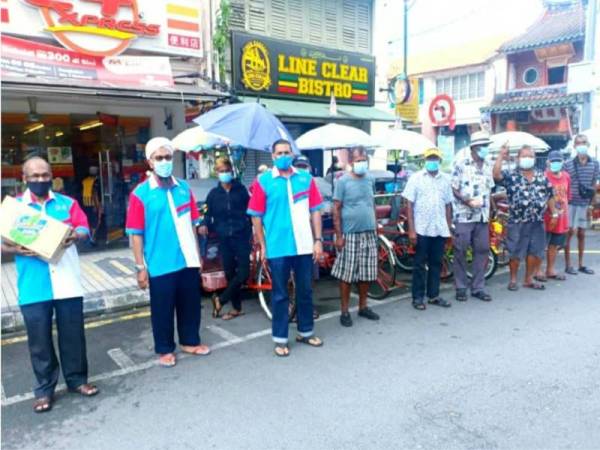 Jawatankuasa Penaja PKR Cabang Tanjong berjumpa dan menyerahkan 60 pek makanan tengah hari kepada penarik beca di bawah Parlimen Tanjong.