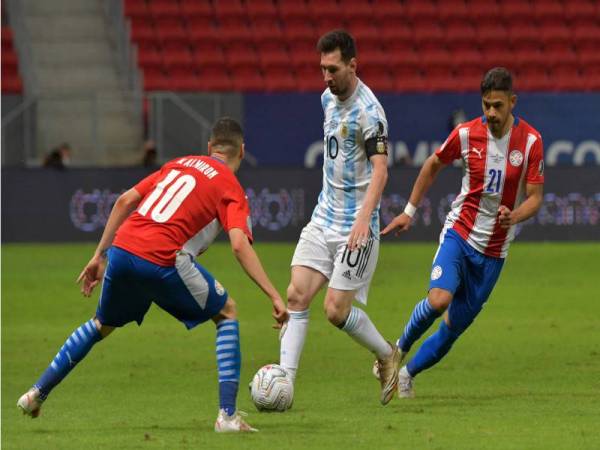 Pergerakan Messi dikawal ketat pemain-pemain Paraguay pada aksi Copa America di Stadium Nacional de Brasilia.