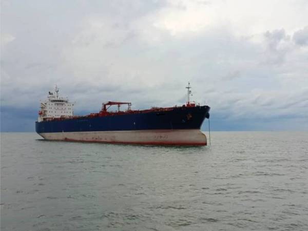 Kapal tangki dari Panama yang ditahan pada kedudukan 10 batu nautika Timur Laut Tanjung Penawar, Johor pada Ahad lalu.