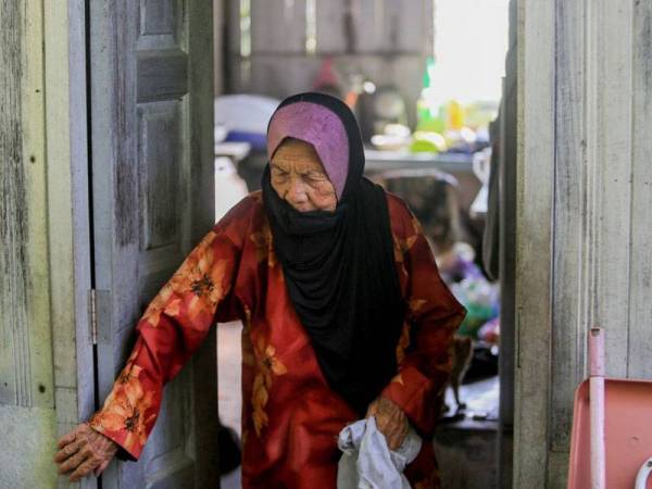 Maimun ketika ditemui di kediamannya di Kampung Atas Tol, di Kuala Terengganu.