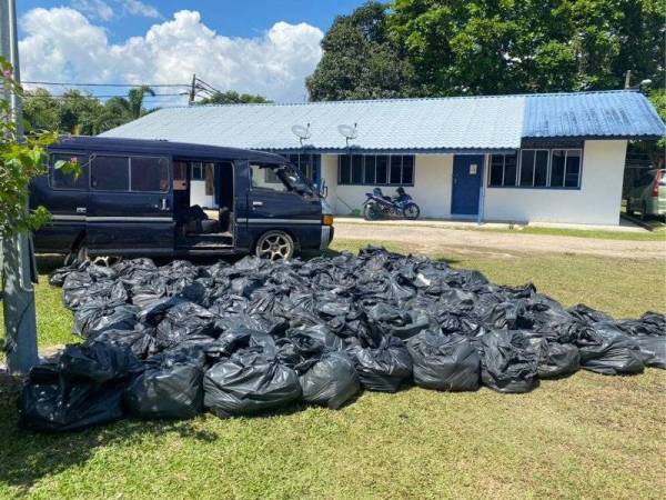 Polis merampas 80 plastik hitam mengandungi daun ketum seberat 720kg selepas menahan seorang lelaki di sebuah rumah kosong di Kampung Apa-Apa, Rantau Panjang pada Selasa.