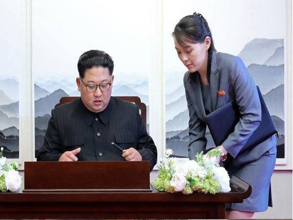 Yo-jong (kanan) merupakan penasihat utama kepada abangnya, Jong-un. - Foto Agensi