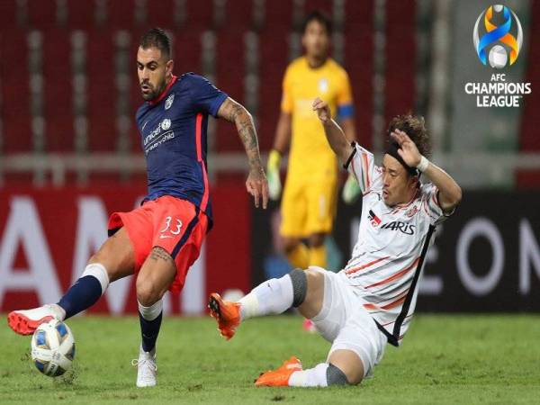 Antara aksi menarik dipamerkan kedua-dua pasukan dalam perlawanan Kumpulan G di Stadium Rajamangala, Bangkok malam ini. Foto ASIA CHAMPION LEAGUE