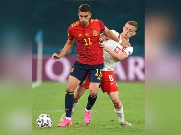 Pemain Sepanyol, Ferran Torres (kiri) cuba melepasi kekangan pertahanan Poland, Kacper Kozlowski pada aksi perlawanan Kumpulan E, Euro 2020.