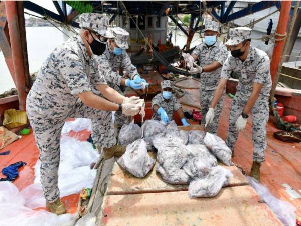 Anggota Maritim menunjukkan hasil tangkapan yang dirampas dari bot nelayan asing Vietnam.