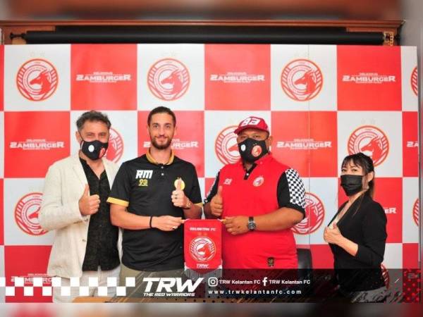 Mattioli (dua dari kiri) dibawa masuk bersama Marco Ragini sebagai ketua jurulatih Kelantan FC pada Februari lepas.- Foto TRW Kelantan FC