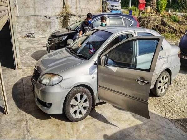 Suspek ditahan ketika berada dalam kereta yang diletakkan di hadapan kolam pancing udang di daerah Baling, pada Selasa.