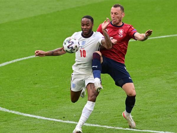 Sterling (kiri) diasak pertahanan Republik Czech, Vladimir Coufal semasa aksi di Stadium Wembley, London. FOTO: AFP