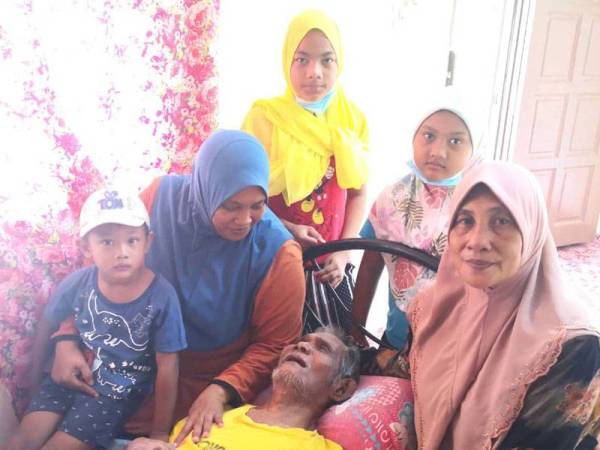 Jaimah (kanan) berharap dapat menemui Asyraf dan tiga anak mereka yang terputus hubungan selepas berpindah dari Kangar, Perlis ke Tanjong Karang.