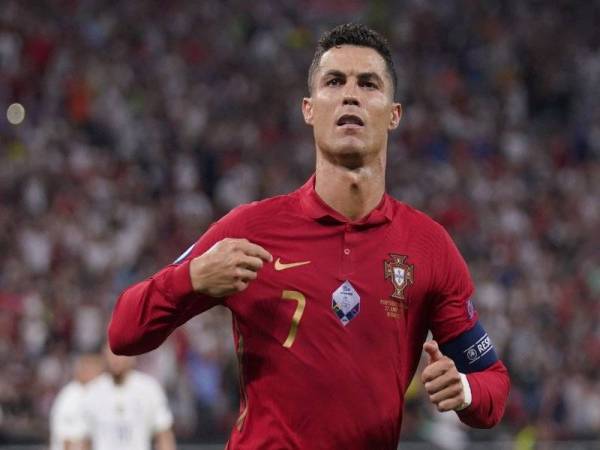 Ronaldo menyempurnakan dua sepakan penalti ketika Portugal terikat 2-2 dengan Perancis di Arena Puskas, Budapest pada awal pagi tadi. - Foto EPA