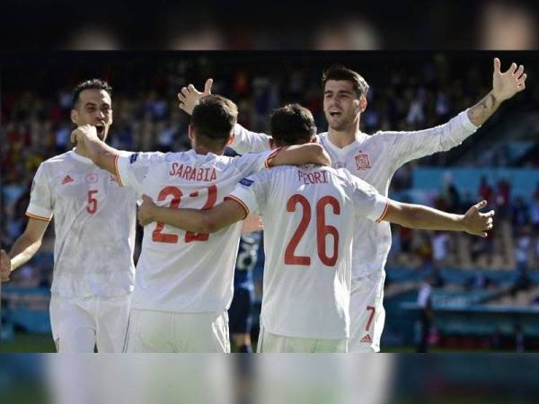 Barisan pemain Sepanyol meraikan kemenangan ke atas Slovakia di Stadium La Cartuja, Seville awal pagi tadi.