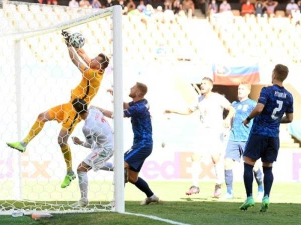 Penjaga gol Slovakia tertampan bola ke gawang sendiri pada aksi berdepan Sepanyol pada awal pagi Khamis.