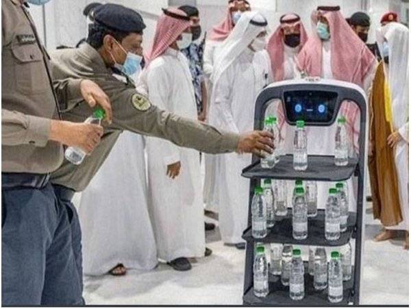 Pengurusan Hal Ehwal Dua Masjid Suci, mengedarkan lebih 15 juta botol air zamzam sejak ibadah umrah dibenarkan semula. - Foto Bernama