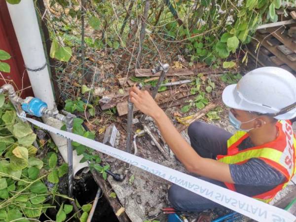 Sebuah premis di Nilai diserbu pada Rabu kerana disyaki mencuri air.