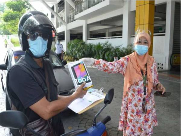 Pegawai MAINS menyerahkan tablet kepada salah seorang asnaf.