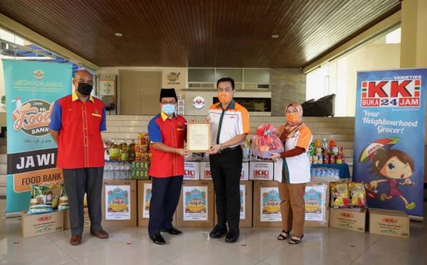 KK Chai (dua dari kanan) menyerahkan sumbangan untuk diletakkan di Gerobok Muhibbah membabitkan tiga buah masjid di Wilayah Persekutuan.