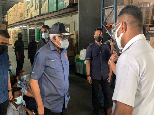 Hamzah mengikuti operasi pemantauan pematuhan PKP di sebuah kilang plastik di Petaling Jaya pada Khamis.