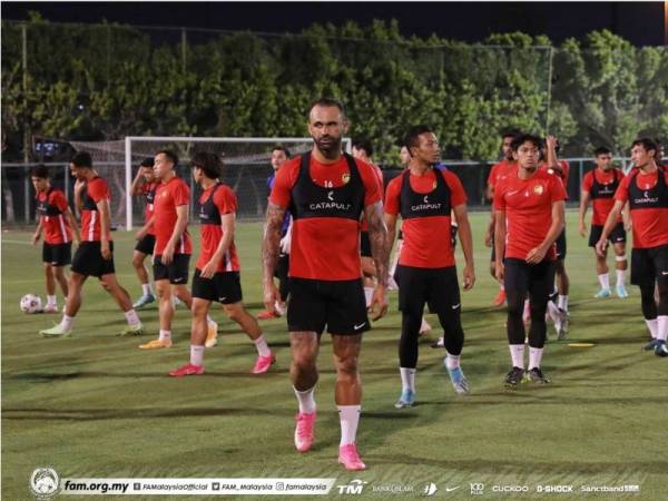 De Paula (depan) antara pemain naturalisasi Harimau Malaya ketika ini. - Foto Facebook FAM