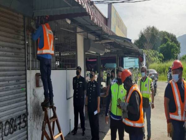 Kedai Runcit Dipotong Bekalan Elektrik