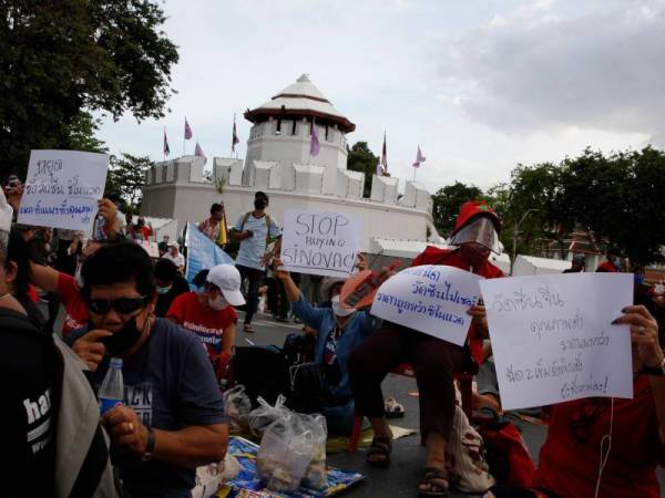 Penunjuk perasaan antikerajaan kembali memenuhi jalan-jalan utama di bandar raya Bangkok, meskipun Thailand kini bergelut dengan peningkatan kes Covid-19 dan sekatan pergerakan separa sedang dikuatkuasakan. - Foto EPA