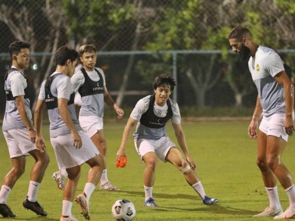 Liridon (kanan) menjalani latihan bersama rakan-rakan sepasukannya di Dubai baru-baru ini. -Foto: FB FAM