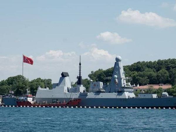 Gambar fail menunjukkan kapal pemusnah HMS Defender milik Tentera Laut Diraja British yang terlibat dalam insiden ketenteraan dengan kapal peronda dan jet pejuang Rusia di Laut Hitam pada Rabu lalu. - Foto AFP