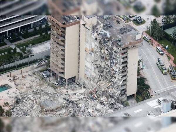 Sebahagian bangunan kondominium yang runtuh sehingga menyebabkan 99 orang hilang berhampiran pantai Miami, Florida pada Khamis. - Foto Getty Images