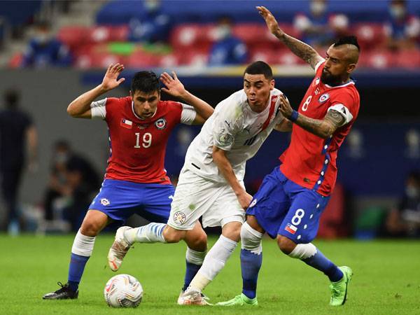 Antara aksi menarik pertemuan Paraguay menentang Chile pada saingan peringkat kumpulan Copa America 2021 sebentar tadi.