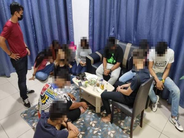 11 individu termasuk lima wanita ditahan kerana disyaki terbabit dengan pesta dadah di sebuah kondominium di Kompleks BM City, Bandar Perda, Bukit Mertajam pada awal pagi Jumaat.