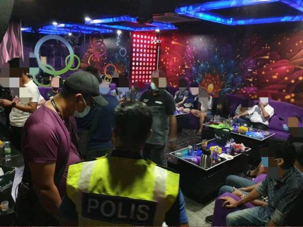 Polis menyerbu sebuah pusat hiburan di Kuala Lumpur, pada Khamis yang beroperasi ketika tempoh Sekatan Pergerakan Penuh.