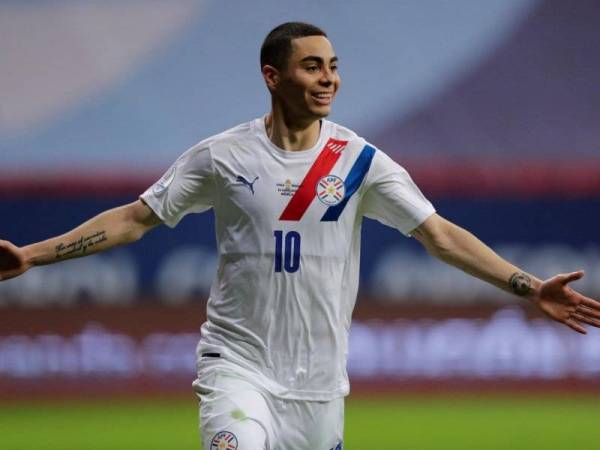 Almiron meraikan jaringannya yang merupakan gol kedua Paraguay ketika menentang Chile.