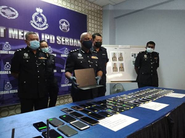 Anbalagan (tengah) menunjukkan antara peralatan yang dirampas pada sidang akhbar di Ibu Pejabat Polis Daerah (IPD) Serdang pada Jumaat.