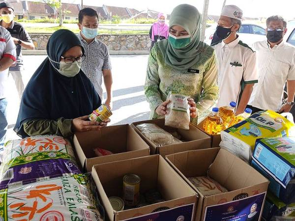 Antara barangan sumbangan yang disalurkan oleh Rina ialah barangan keperluan asas termasuk lampin dan susu.