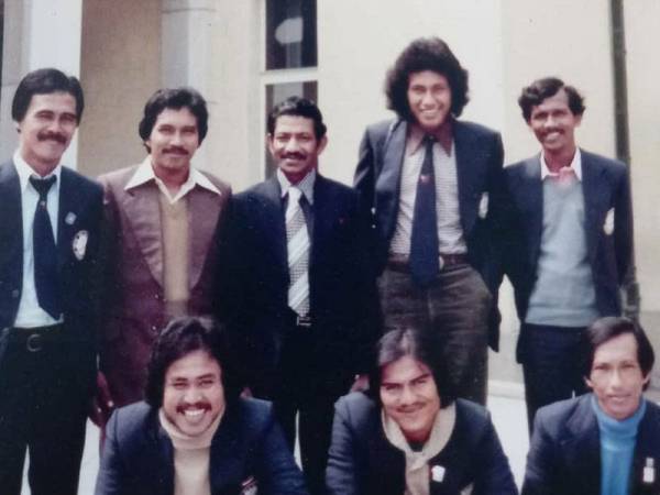 IMBAS KEMBALI...Yusoff (barisan belakang, tiga dari kiri) bersama dua skuad sepak takraw negara yang dibawa ke China dan Korea Utara bagi tujuan promosi sukan tersebut pada 1980. Rombangan ketika itu diketuai Menteri Belia Dan Sukan, Tan Sri (Allahyarham) Abdul Samad Idris pada ketika itu.