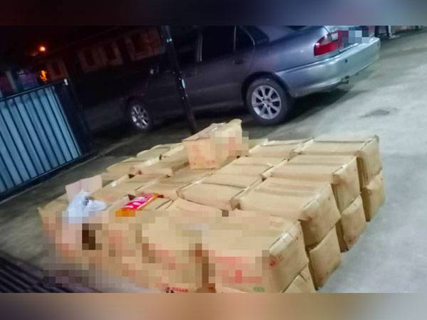 Serbuan kedua di Kampung Lanchang, Rantau Panjang, PGA Batalion 7 Kuantan berjaya merampas 697 peket minyak masak.