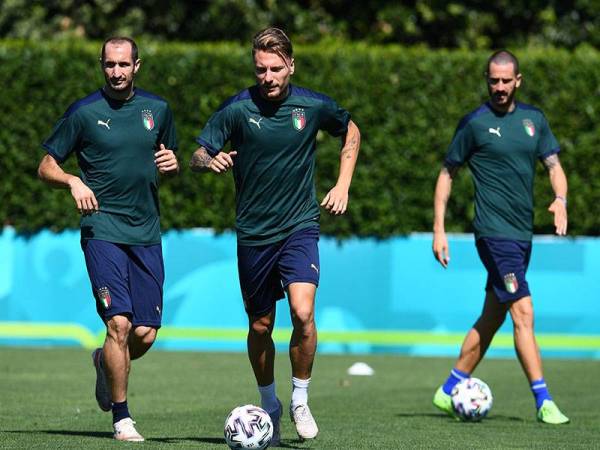 Pemain-pemain Itali giat menjalani latihan sebagai persediaan berdepan Austria di Wembley awal pagi ini.