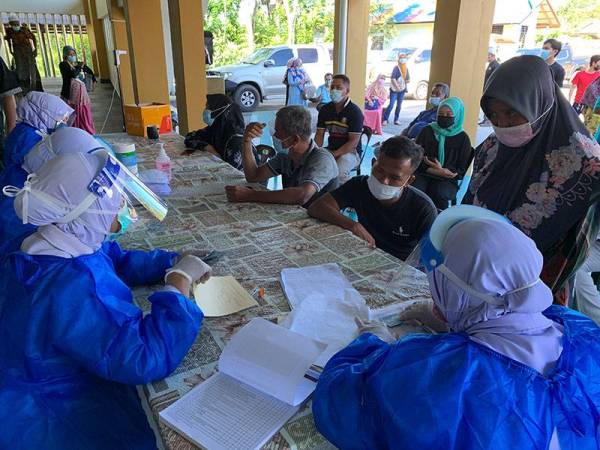 Seawal jam 9 pagi lagi kawasan utama pendaftaran vaksin di Masjid Lubok Stol di banjiri penduduk berdekatan.