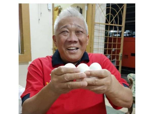 Bung Moktar merakam gambar bersama telur ayam dan dimuat naik dalam Facebook rasminya pada malam Jumaat.