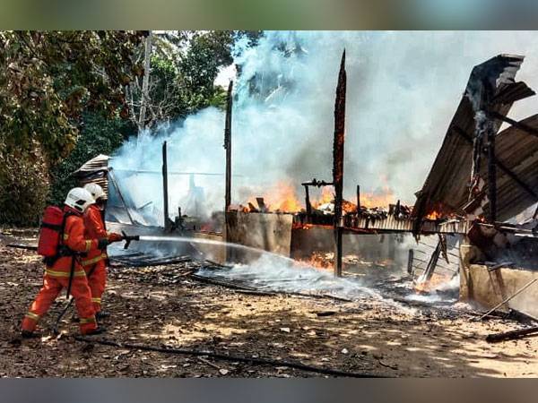 Anggota bomba bertungkus-lumus memadamkan kebakaran di tempat kejadian. - Foto: Ihsan bomba