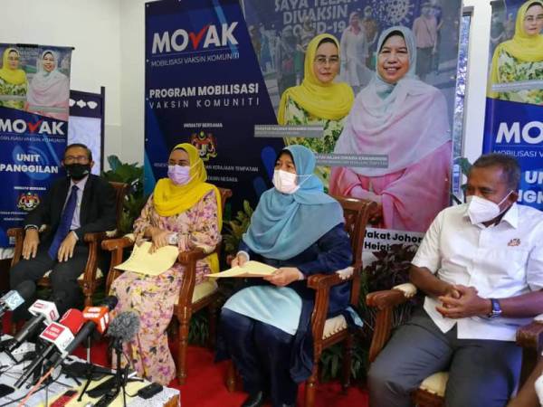 Zuraida (dua dari kanan) dan Halimah pada sidang media selepas mengadakan lawatan kerja ke Program Mobilisasi Vaksinasi Komuniti (Movak) di Pusat Pemberian Vaksin (PPV) Dewan Muafakat Johor Taman Adda, Johor Bahru pada Sabtu.