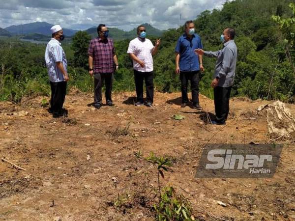 Muhammad Sanusi (tengah) mendengar taklimat daripada Zakaria (kanan) berhubung pembinaan Pusat Pendidikan Asnaf Zakat Kedah di Kampung Batu Seketol, Sik, Kedah pada Sabtu.