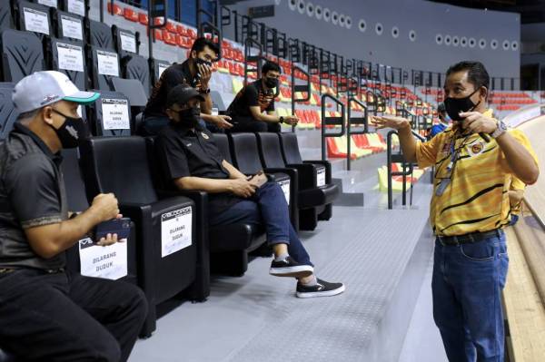 Reezal Merican (duduk, dua, kiri) mendengar penerangan dari Ketua Pengarah MSN, Datuk Ahmad Shapawi Ismail (kanan) semasa mengadakan lawatan meninjau persiapan terakhir atlet berbasikal negara di Velodrom Nasional Malaysia, Nilai pada Sabtu. -Foto Bernama